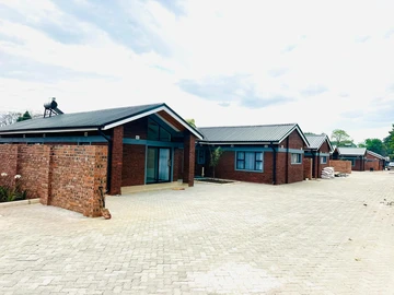 3 Bedroom Flat & Apartment