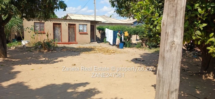 200 m² Stand with Cottage, Garden & Trees — Chitungwiza