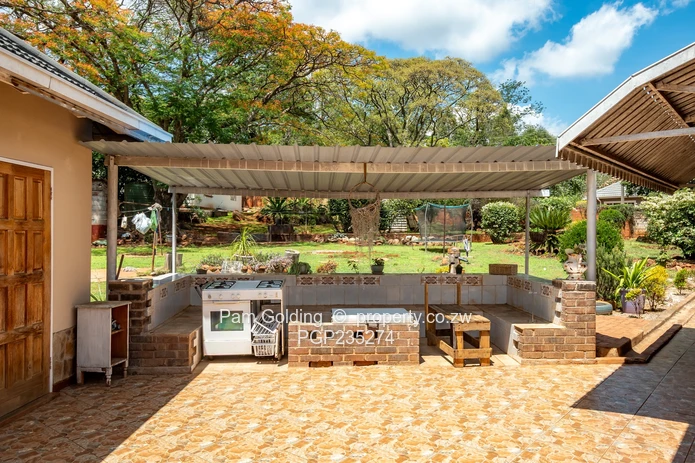 Spacious home walking distance to St Johns College  (Sole Mandate)