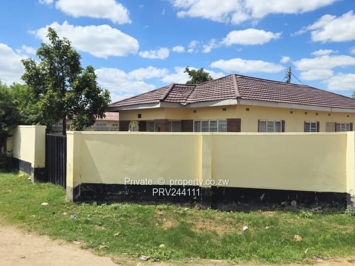 New 5-Bed Chitungwiza Home, Brick & Walled Yard, Fully serviced area (Sole Mandate)