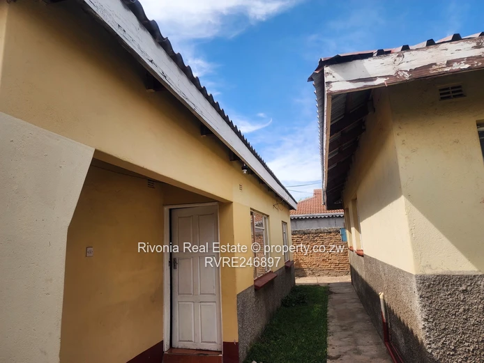 Mainway Meadows 4BR: Fitted Cupboards, 3 Baths & Borehole