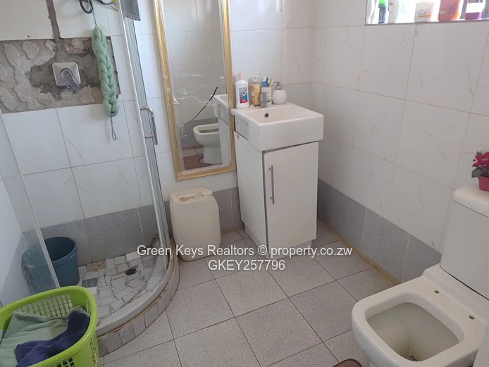 Gletwin 3 beds with main en-suitecottage on 2040sqm
