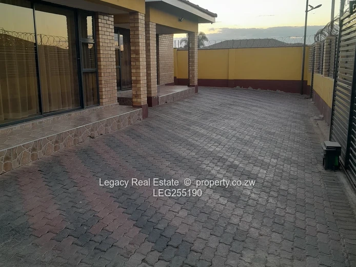 4-Bed Mabvazuva Townhouse with Borehole & Modern Kitchen (Sole Mandate)
