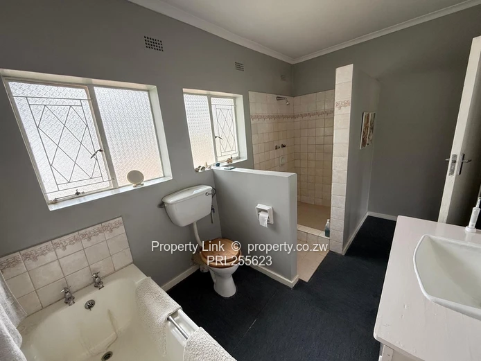 Family Home On Quiet Close With Borehole & Pool