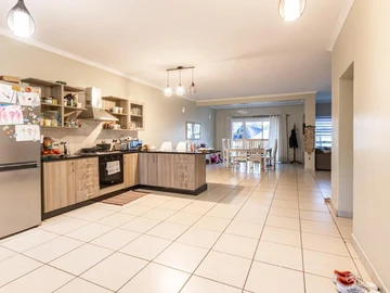 4 Bedroom Flat & Apartment