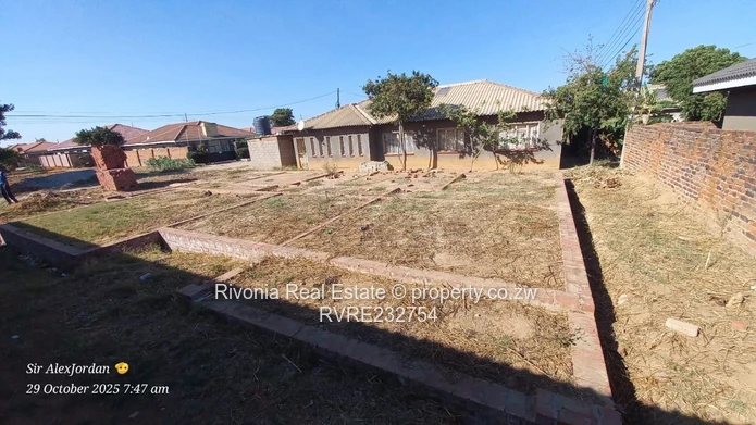 300m² Fully  Serviced Stand with box  Damofalls (Sole Mandate)