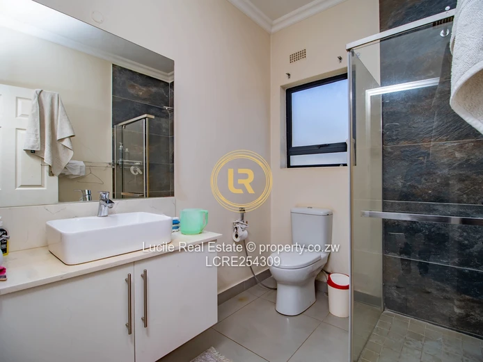 Modern 3- bedroom apartment to let