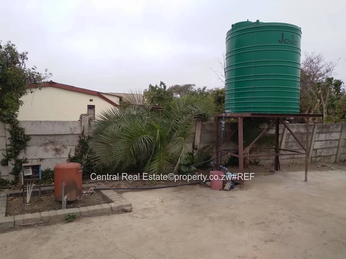 Northlea 4-Bed Home - Garage, Big Yard & Water Tank