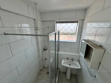 2 Bedroom Flat & Apartment