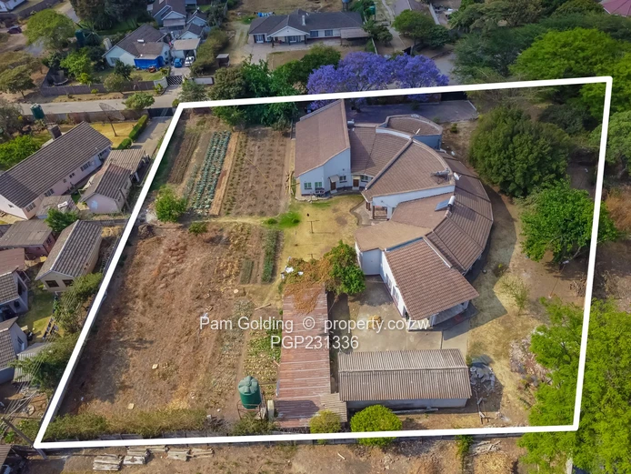 Neat and Spacious Family Home!!