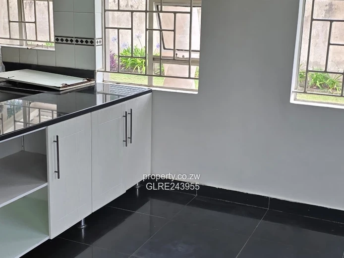 Milton Park: Spacious 3-Bed Home, Tiled Living & Borehole