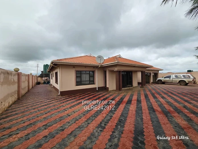 4-Bed Home with Large Paved Drive, Garden & Borehole - Sandton Park
