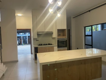 4 Bedroom Flat & Apartment