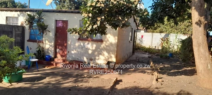 Cozy 2-Bed Home on 300m² with Shaded Yard, Dzivarasekwa