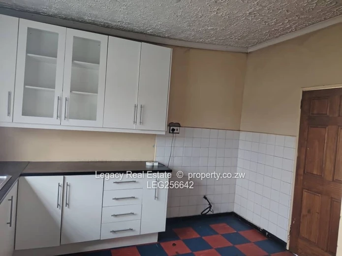 Walled 3-Bed Cottage Hatfield - Fitted Kitchen & Large Garden