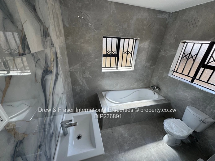 Stylish 4-Bed Fidelity Home - Fitted Kitchen & Tank