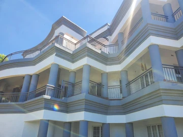 6 Bedroom House