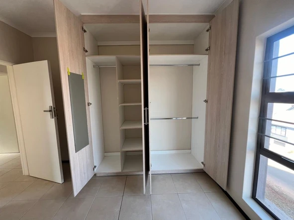 2 Bedroom Flat & Apartment