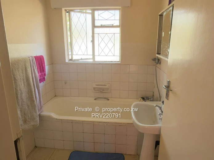 Emmaculate 2 bedroomed garden flat (Sole Mandate)