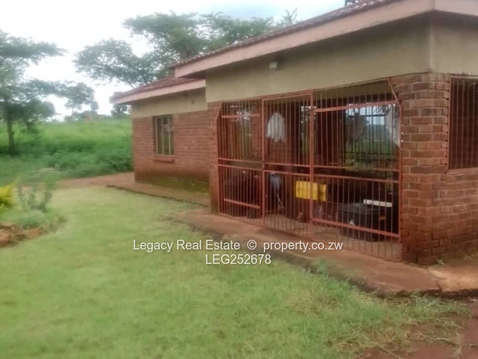3-Bed Home with Cozy Lounge & Tiled Bath – Crowhill Views