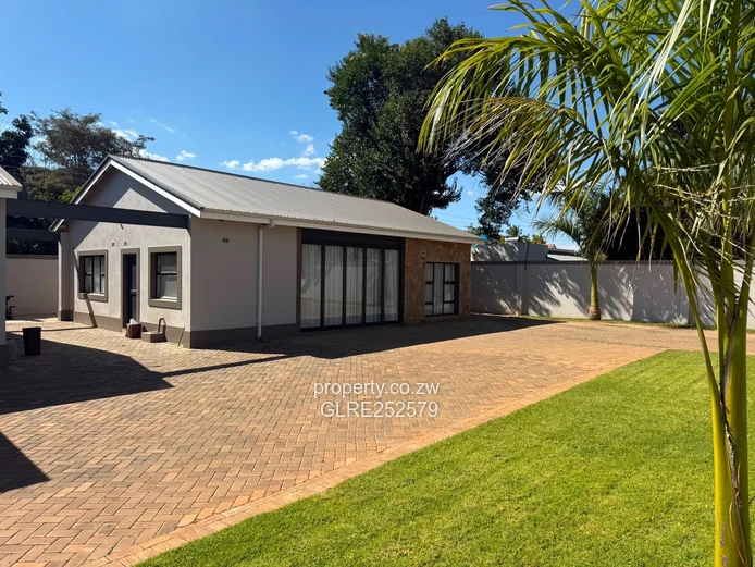 Mount Pleasant: Modern 3-Bed Flat with Borehole