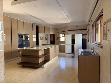 6 Bedroom House