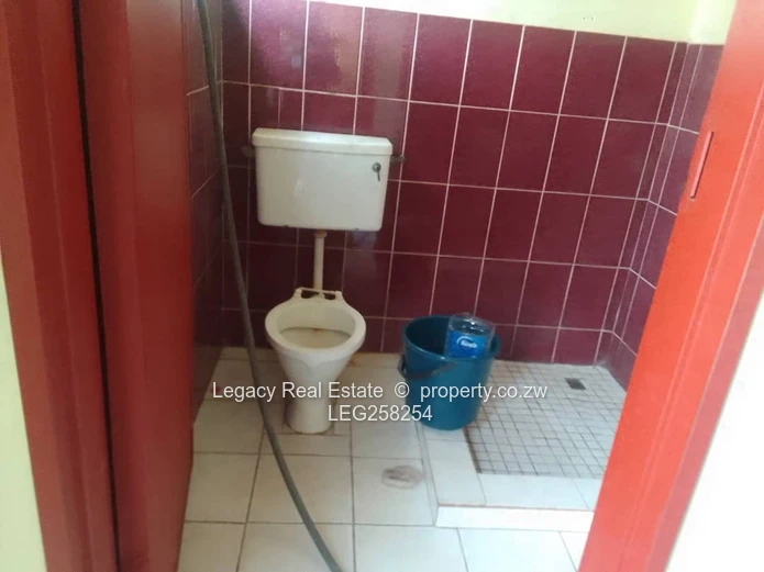 Spacious 4051m² Hatfield Stand — House on Tarred Road