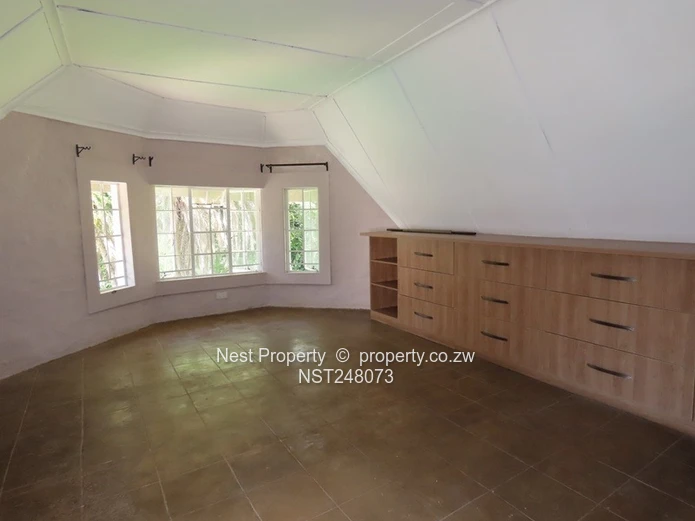 Warm Family Home with Excellent Water in Rolf Valley