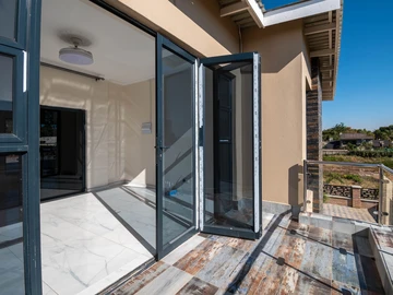 5 Bedroom Flat & Apartment