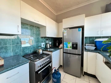 2 Bedroom Flat & Apartment