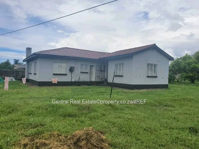 4-Bed Riverside Gweru Bungalow on 1,900m² with Borehole