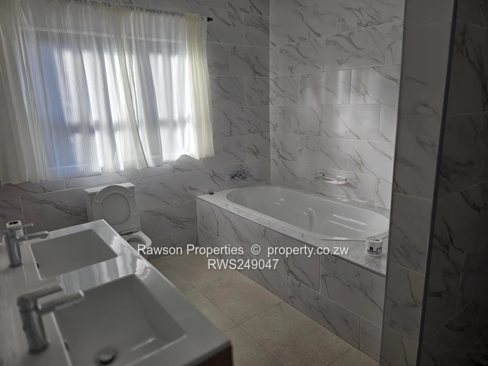 Windsor Park: 5-Bed Brick Home on 2000 m² — Island Kitchen
