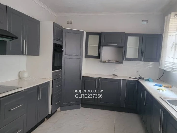 NEW BLUFFHILL ,WESTGATE Neat n spacious 3beds FULLHOUSE To Let