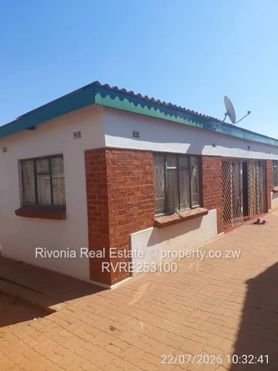 Spacious 4-Bed Westlea Home — Walled, Staff Quarters