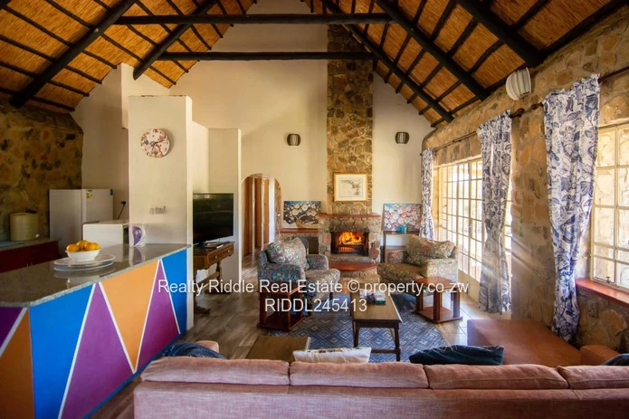 Nyanga Thatched Stone Lodge — Fireplace, AC & Wi-Fi