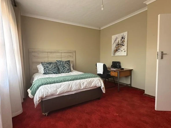 2 Bedroom Flat & Apartment