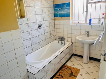 2 Bedroom Flat & Apartment