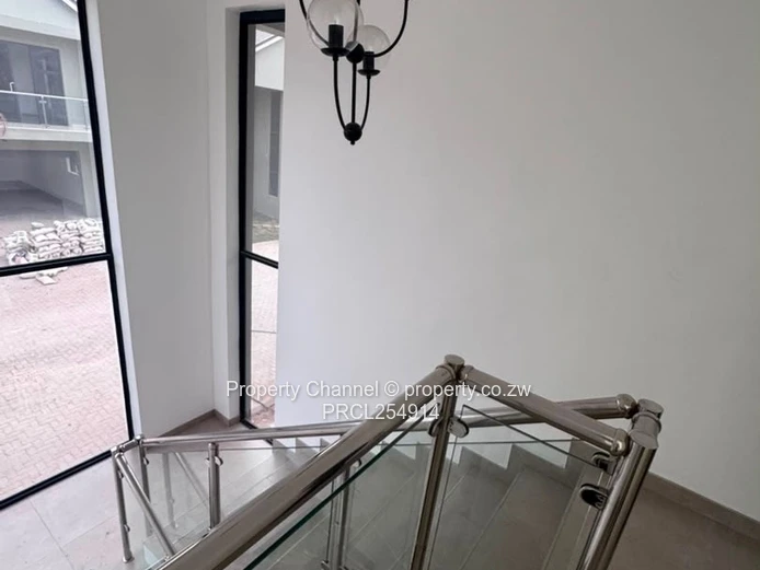 Modern 4-Bed Apartment in Marlborough