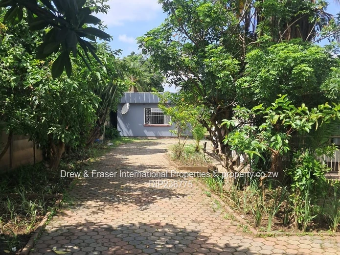 Cotswold Hills Mabelreign 3 beds house with a bed sitter cottage for sale $175k