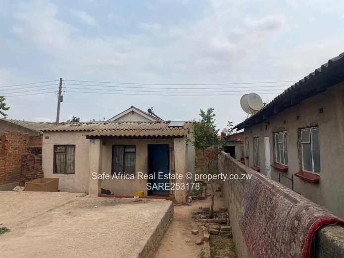 OLD GLEN- VIEW 7 VACANT  STAND WITH FOUNDATION AND APPROVED PLAN CLOSE TO CHITUBU SHOPS FOR SALE Pri