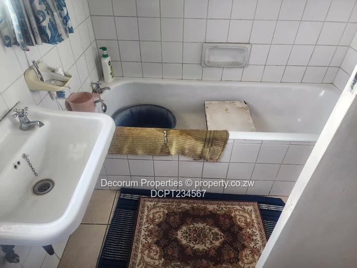 4-Bed Emerald Hill Home on 2030m² with Borehole & Driveway