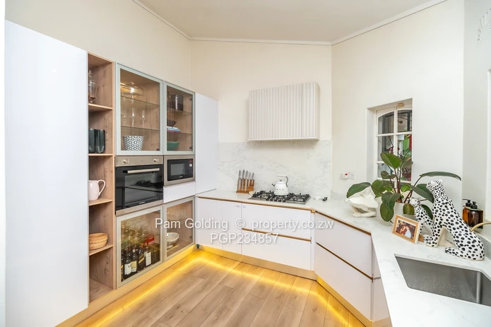 Modern 3-Bedroom Townhouse in Sought-After Greenhithe Mews (Sole Mandate)