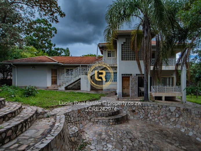 Spacious Modern Home Iin Prestigious Mt Breezes