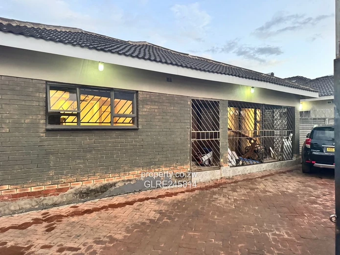 Stylish 4-Bed in Madokero - Borehole & Island Kitchen