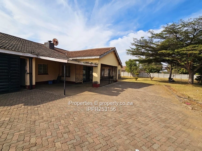 Large 5-Bed Walled Home on 4,588 m² — Water Tank & Garden