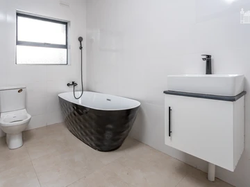 4 Bedroom Flat & Apartment