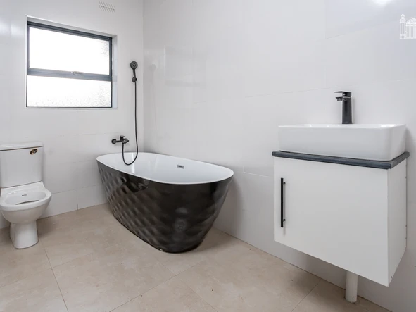 4 Bedroom Flat & Apartment