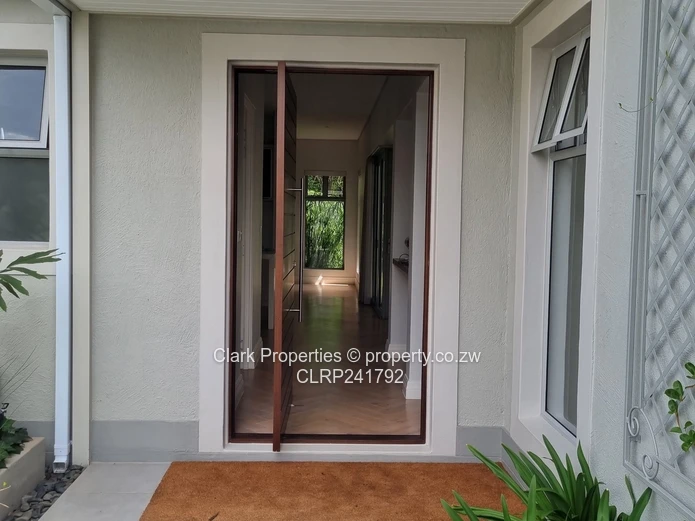 Refined Off-Grid Living in an Exclusive, Upmarket Complex!