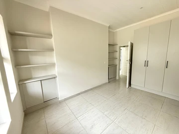 2 Bedroom Flat & Apartment