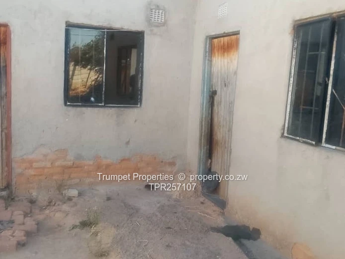 Modest 4-Bed Home on 2000 m² — Title deeds
